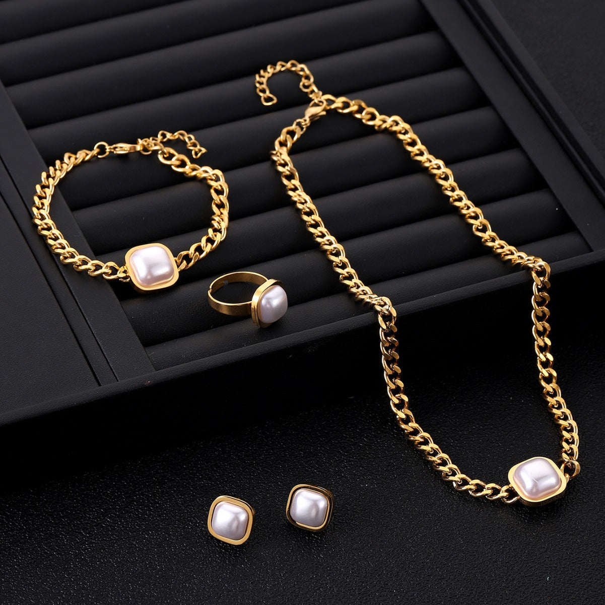 Thick chain Imitation Pearls Four-piece jewelry set