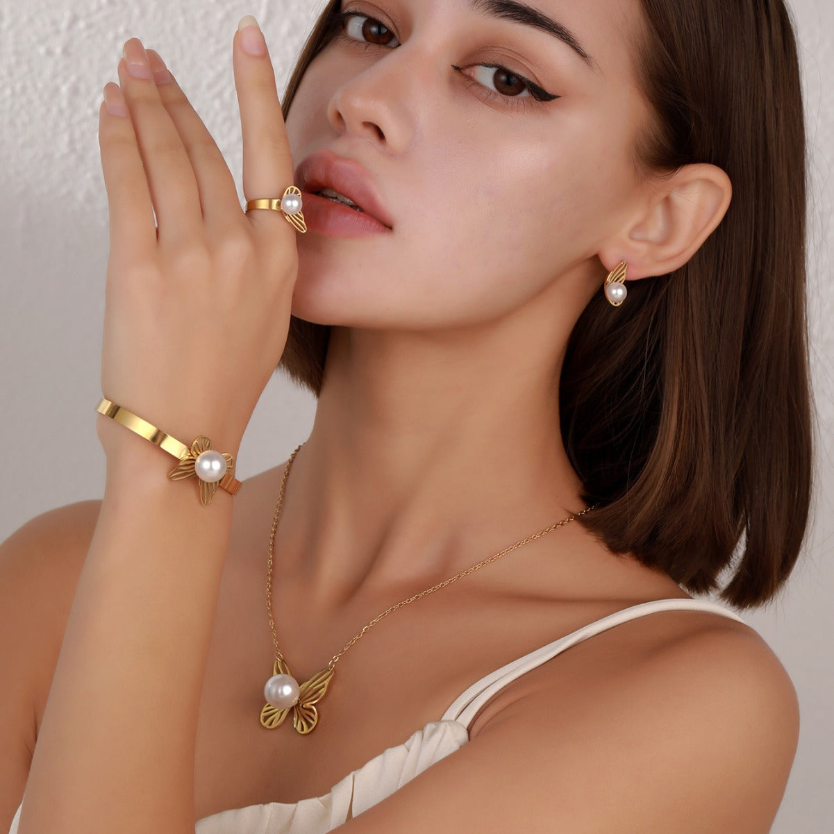 Trendy Butterfly Pearl Necklacce Four-piece jewelry set